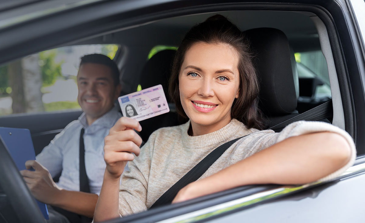 Femme avec permis de conduire